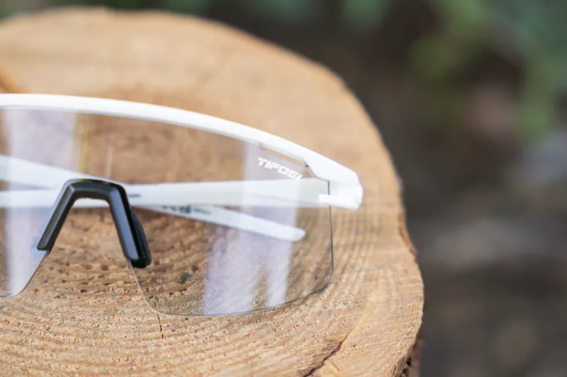 Tifosi Moab Lite Shield Fototec Sunglasses 2025: M- L WHITE Medium/Large-2