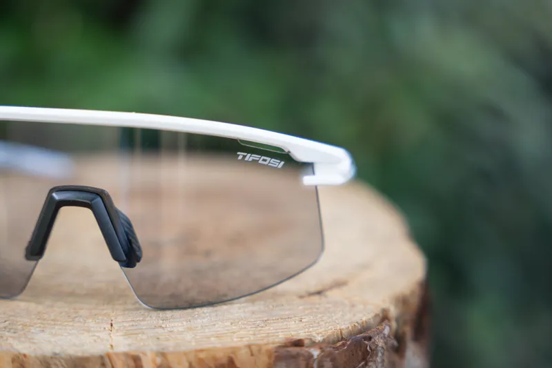 Tifosi Moab Lite Shield Fototec Sunglasses 2025: M- L WHITE Medium/Large-4