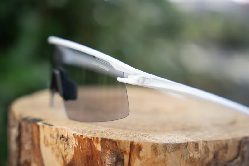 Tifosi Moab Lite Shield Fototec Sunglasses 2025: M- L WHITE Medium/Large-6