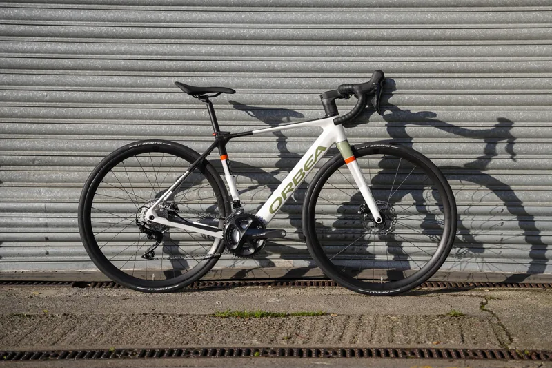 Orbea Gain M30 Electric Road Bike in White Chic/Green Artichoke-9