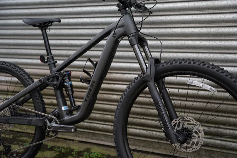 Trek Fuel EX 5 Gen 7 Mountain Bike in Lithium Grey/Trek Black Splatter-12