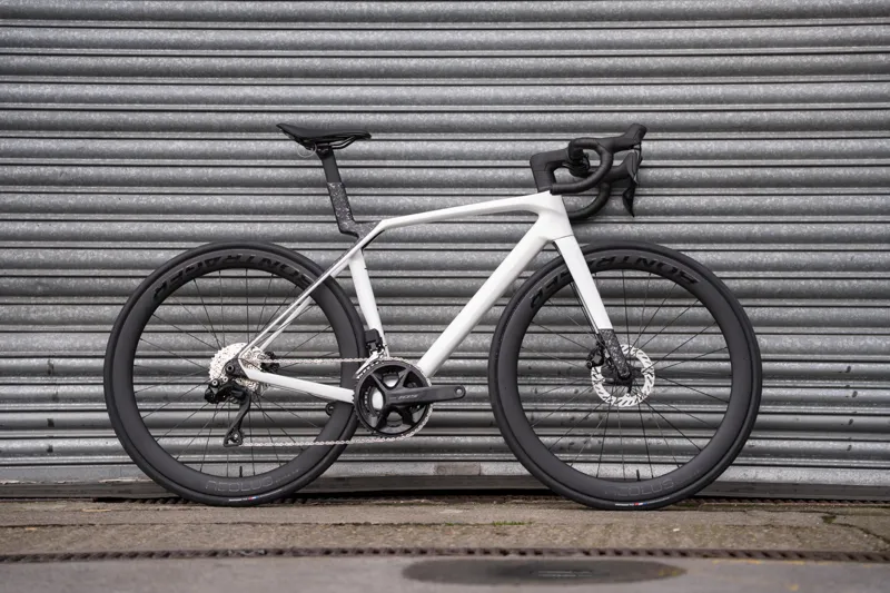 Trek Madone SL 6 Gen 8 Road Bike in Gloss Crystal White/Matte Deep Smoke-10