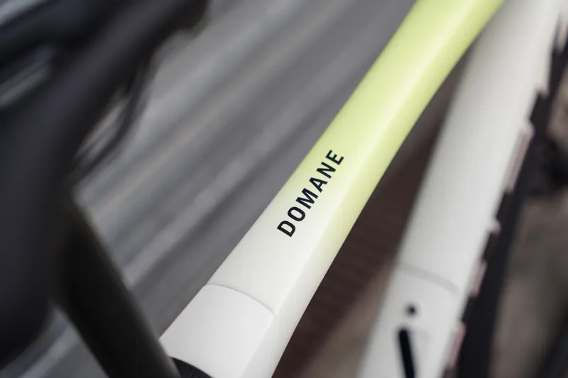 Trek Domane SL 6 ERA WHITE/GLOWSTICK/CORAL-2