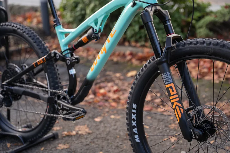 Whyte T-140 27 Junior Full Suspension Mountain Bike in Green with Gloss Green/Coral Orange-6