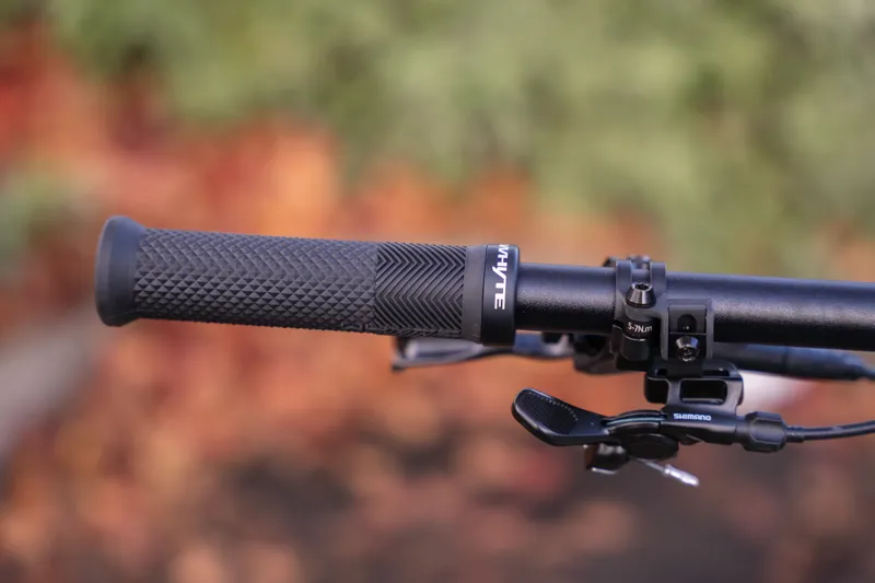 Whyte T-140 27 Junior Full Suspension Mountain Bike in Green with Gloss Green/Coral Orange-8