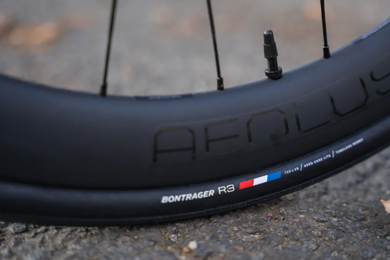 Trek Madone SL 6 Gen 8 Road Bike in Gloss Dark Star/Matte Deep Smoke-9