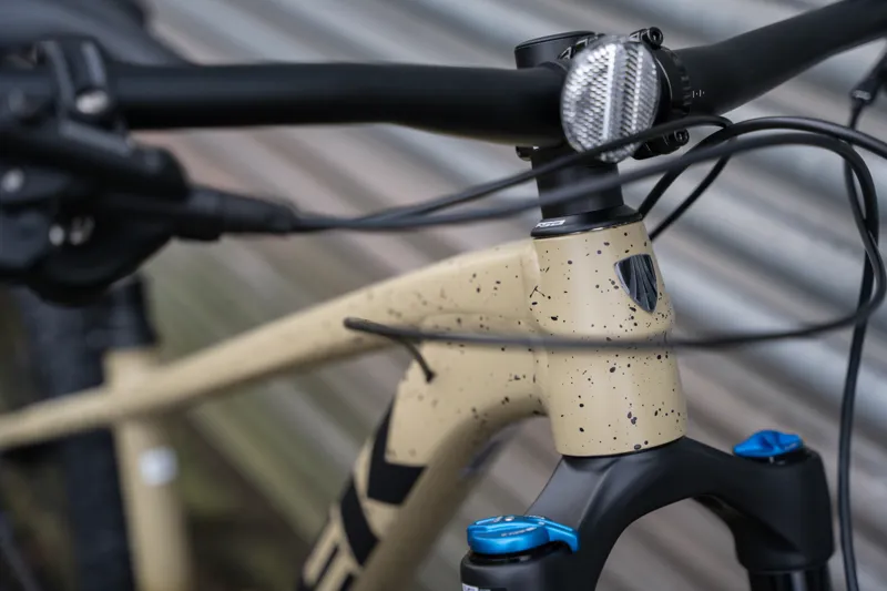 Trek Roscoe 9 Mountain Bike in Quicksand to Olive Fade/Black-9