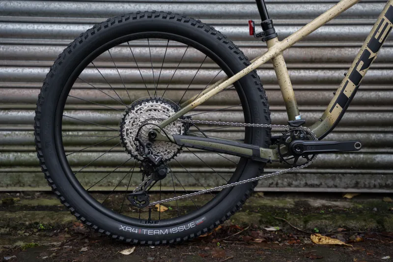 Trek Roscoe 9 Mountain Bike in Quicksand to Olive Fade/Black-4