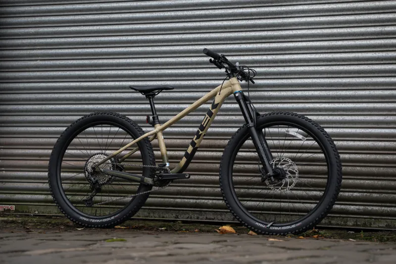 Trek Roscoe 9 Mountain Bike in Quicksand to Olive Fade/Black-1