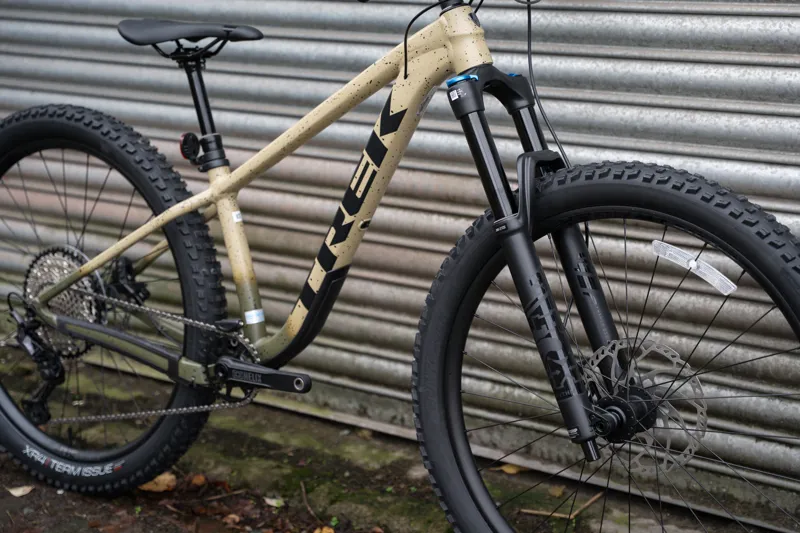 Trek Roscoe 9 Mountain Bike in Quicksand to Olive Fade/Black-6