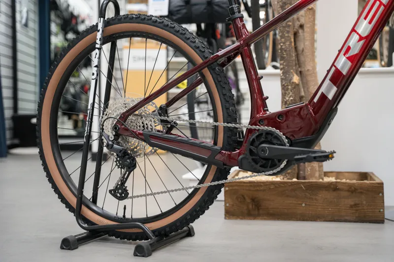 Trek Marlin + 8 Fury Red/Lithium Fade-8