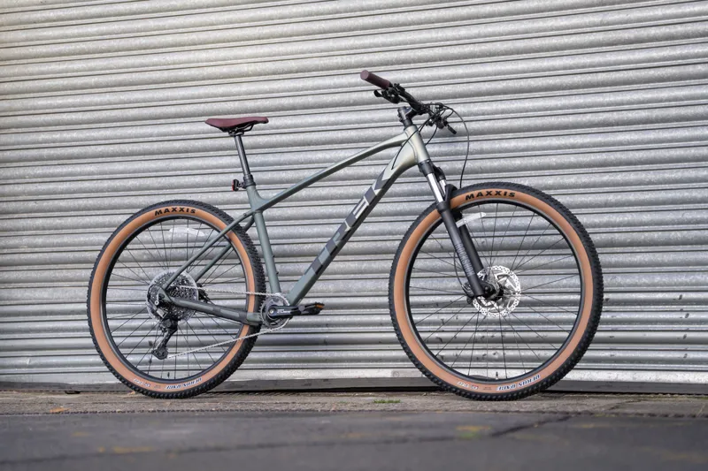 Trek Marlin 6 Gen 3 XC MTB in Matte Lichen/Keswick Green Fade-1