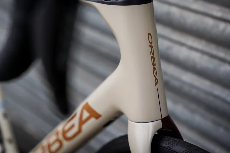 Orbea Orca M30i Road Bike In Ivory White/Burgundy Gloss/Vulcano Matt-4