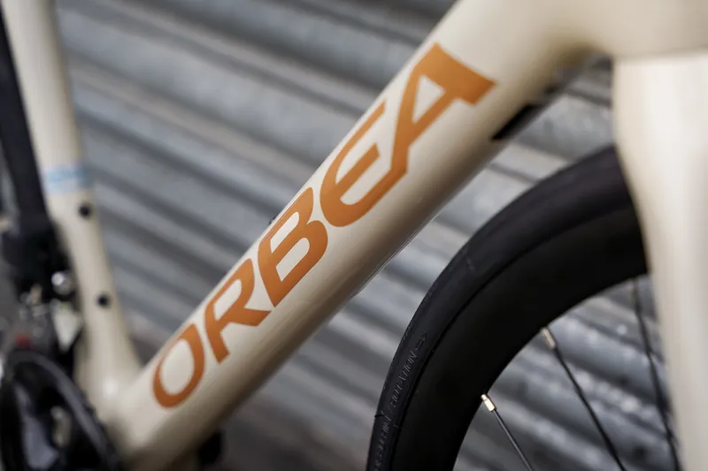 Orbea Orca M30i Road Bike In Ivory White/Burgundy Gloss/Vulcano Matt-5