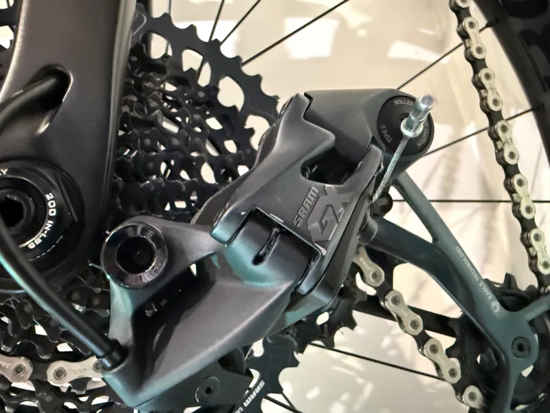 Ex-Display Trek Remedy 9.8 XL Matte Trek Black -11