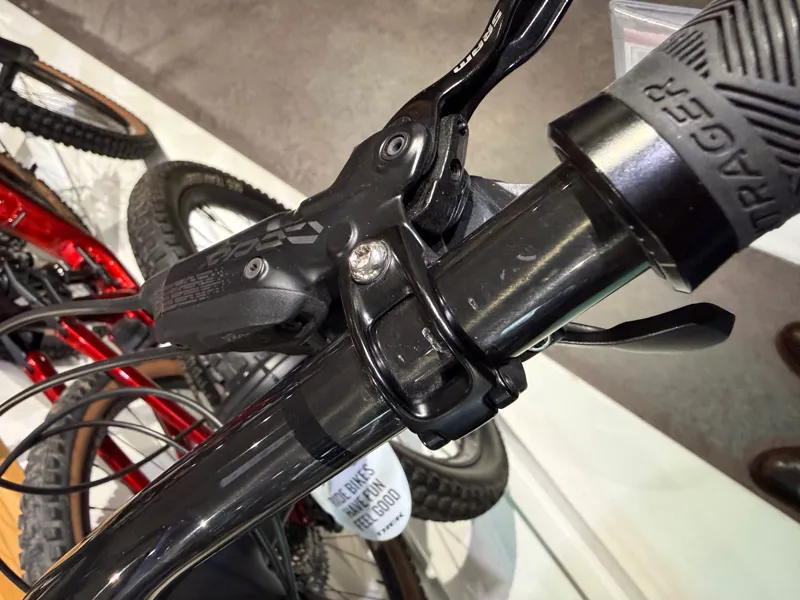 Ex-Display Trek Remedy 9.8 XL Matte Trek Black -12